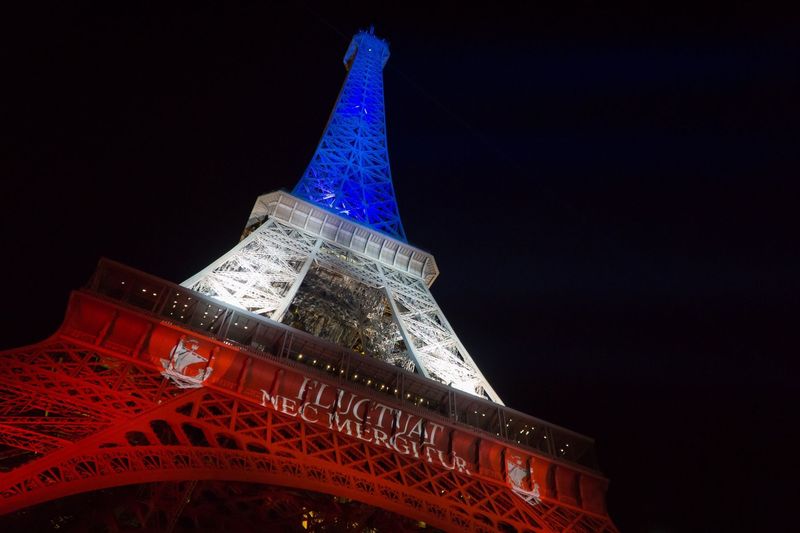 Tour_Eiffel_éclairage_bleu-blanc-rouge_112015__E.Livinec-SETE_09